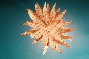 Fleur décoratif en papier, sur tige métallique et socle en carton