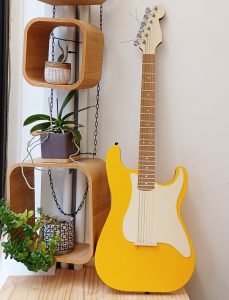 Guitare "imitation "Fender" en carton